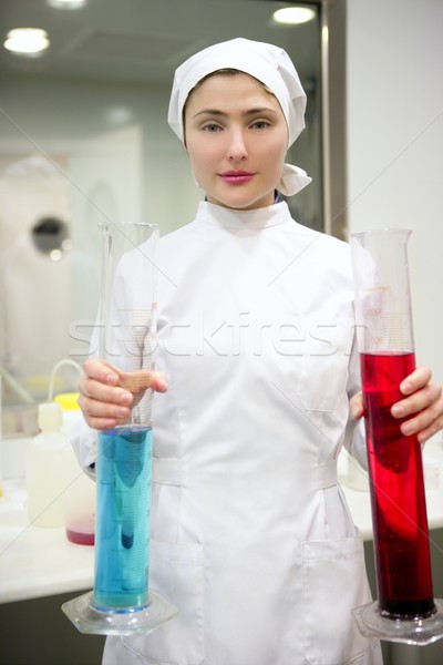 Femeie lucru laborator sticlă cilindru vază Imagine de stoc © lunamarina