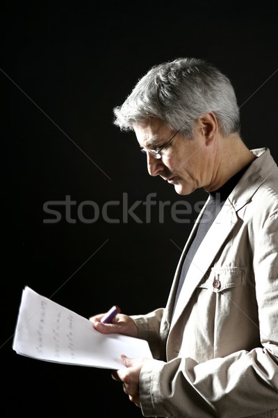 Zakenman lezing werk senior grijs haar geïsoleerd Stockfoto © lunamarina