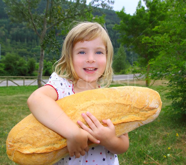 Lány tart nagy kenyér humor méret Stock fotó © lunamarina