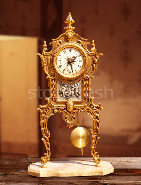 Oude vintage gouden messing slinger klok Stockfoto © lunamarina