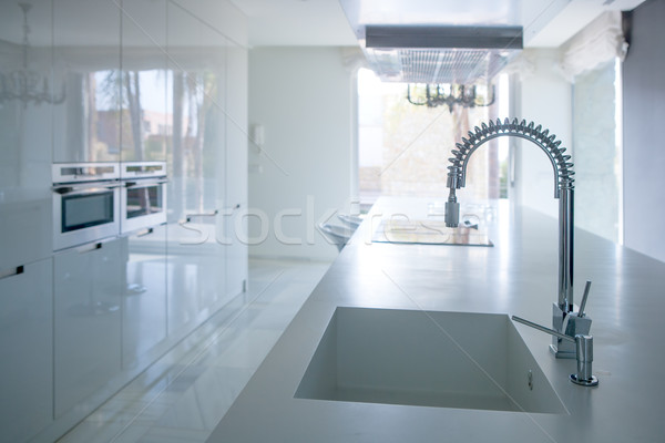 Moderne witte keuken perspectief geïntegreerd bank Stockfoto © lunamarina