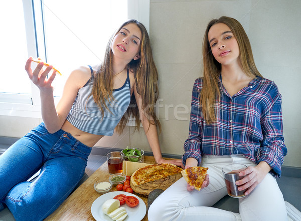 Beste vriend meisjes eten pizza keuken teen Stockfoto © lunamarina