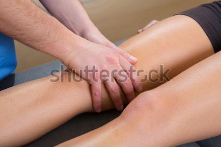 Masaj terapeutul mâini femeie picior genunchi Imagine de stoc © lunamarina