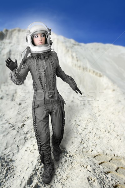 Astronauta kobieta futurystyczny księżyc przestrzeni planet Zdjęcia stock © lunamarina