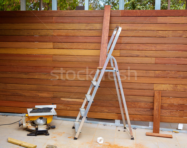 Lemn gard instalare dulgher tabel văzut Imagine de stoc © lunamarina