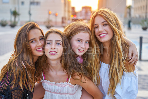 Legjobb barátok tini lányok naplemente város csoport Stock fotó © lunamarina