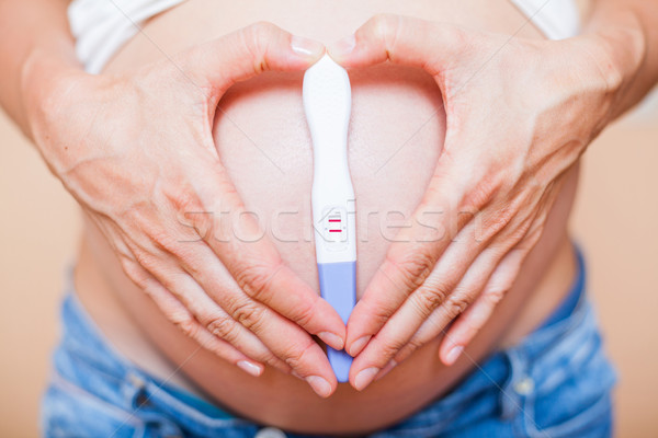 Prueba del embarazo mano positivo resultado mujer Foto stock © macsim
