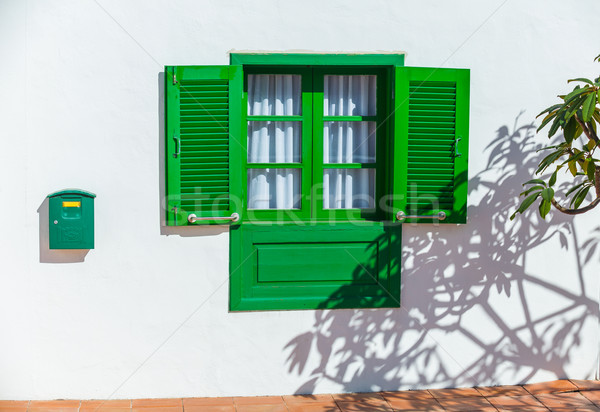 Colonial fereastră perete verde afara lemn Imagine de stoc © macsim