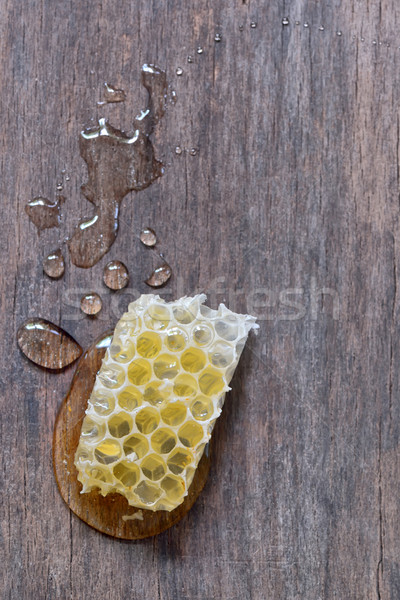 Fagure de miere miere vechi masa de lemn lemn natură Imagine de stoc © mady70