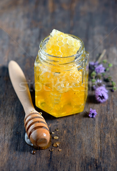 Fagure de miere placă lemn sănătate vară Imagine de stoc © mady70