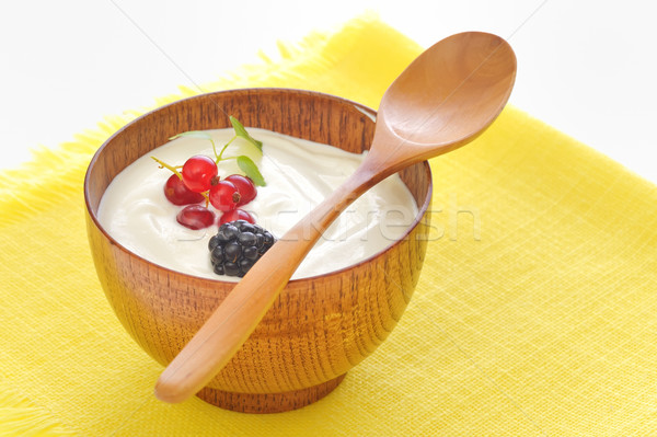 [[stock_photo]]: Yogourt · fruits · fruits · dessert · cuillère · fraîches