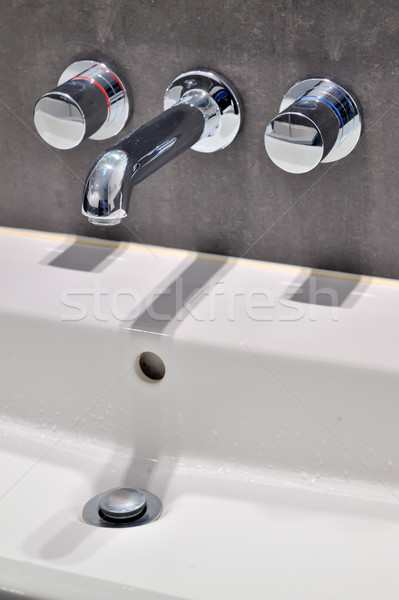 Modern vízcsap mosdókagyló fürdőszoba otthon háttér Stock fotó © mady70