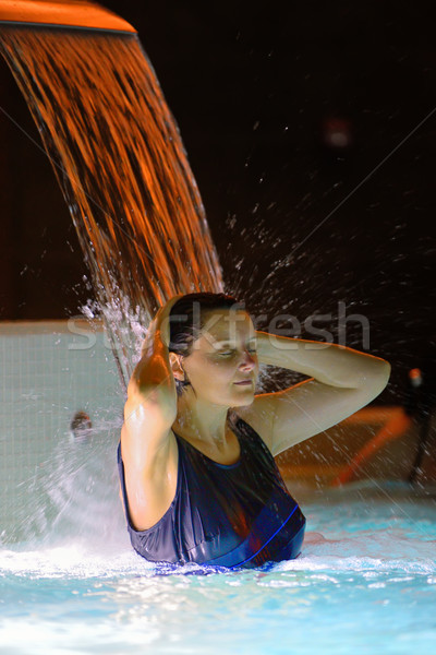Vrouw ontspanning zwembad waterval gezicht zomer Stockfoto © mady70