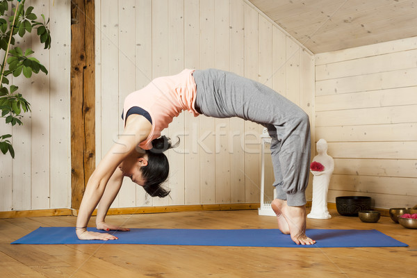 Yoga vrouw afbeelding mooie vrouw home bloem Stockfoto © magann