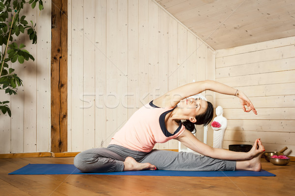 Yoga femme image jolie femme maison fleur Photo stock © magann