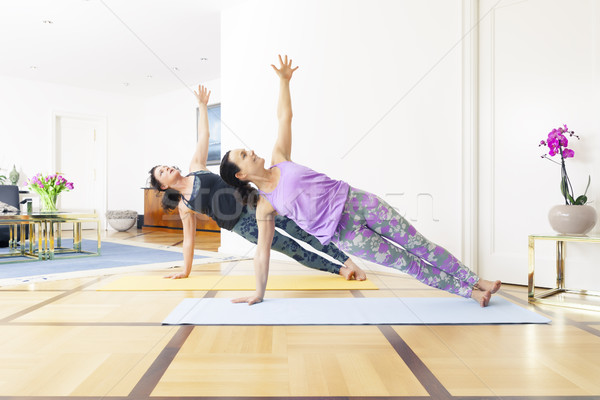 Dos mujeres yoga casa imagen salón clase Foto stock © magann
