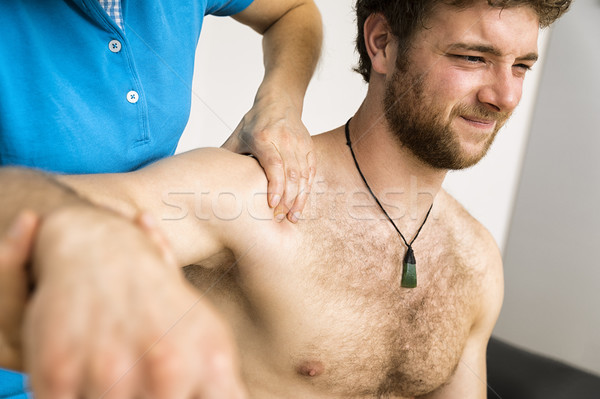 Junger Mann Therapie Schmerzen Bild Hand Körper Stock foto © magann