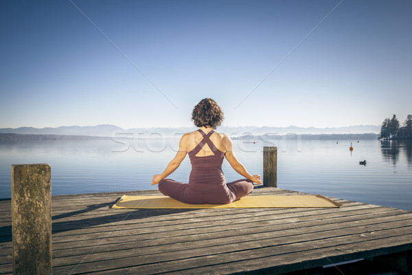 Yoga vrouw vergadering meer mooie vrouw sport Stockfoto © magann