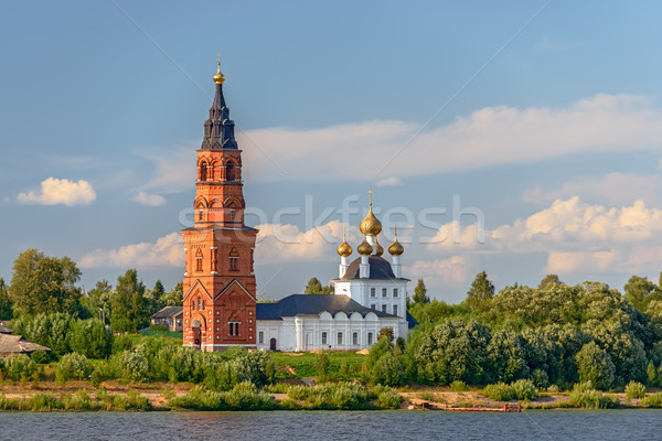 Vechi ortodox catedrală bancă râu Rusia Imagine de stoc © mahout