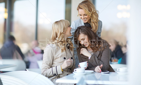 Stock foto: Drei · entspannt · Frauen · Kaffeepause · Damen · Frühling