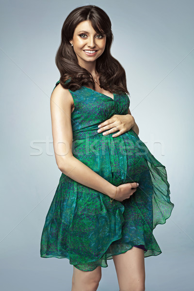 Aranyos barna hajú nő bemutat terhesség has Stock fotó © majdansky