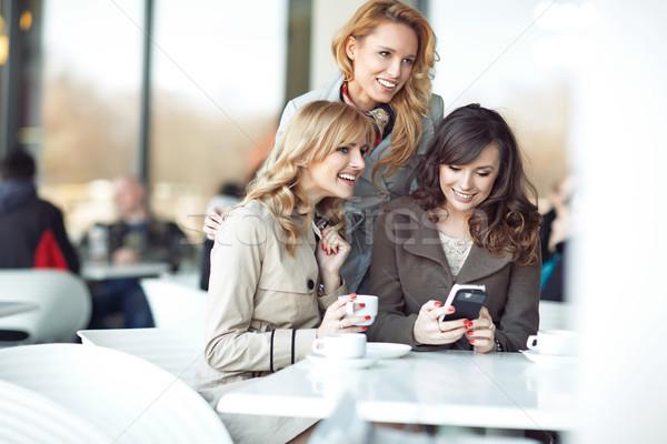 Három barátnők élvezi fölösleges idő derűs Stock fotó © majdansky