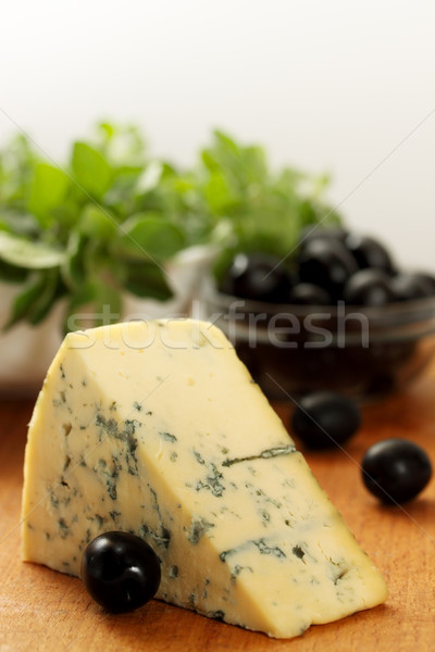 Stuk schimmelkaas groot zwarte olijven voedsel wijn Stockfoto © mallivan