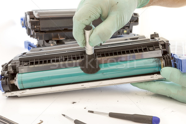 Ręce czyszczenia nabój szczotki pyłu pracownika Zdjęcia stock © manaemedia