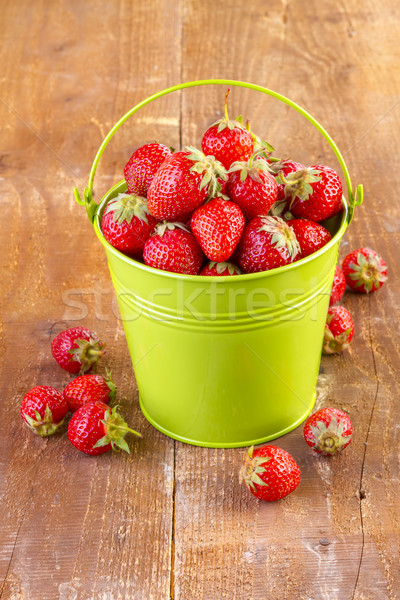 草莓 綠色 金屬 桶 木 草 商業照片 © manaemedia