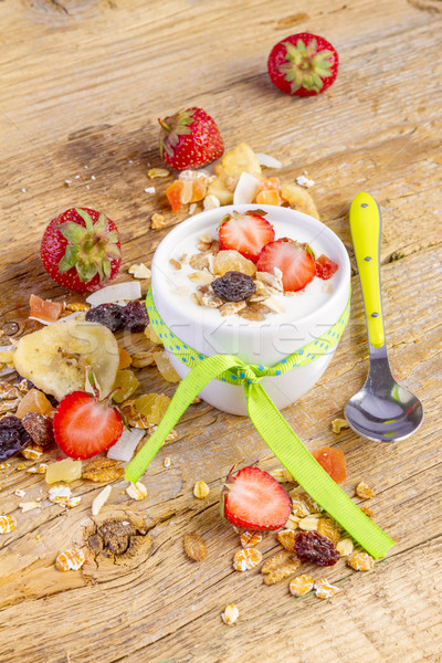 Foto d'archivio: Yogurt · cereali · muesli · fresche · fragole · banana