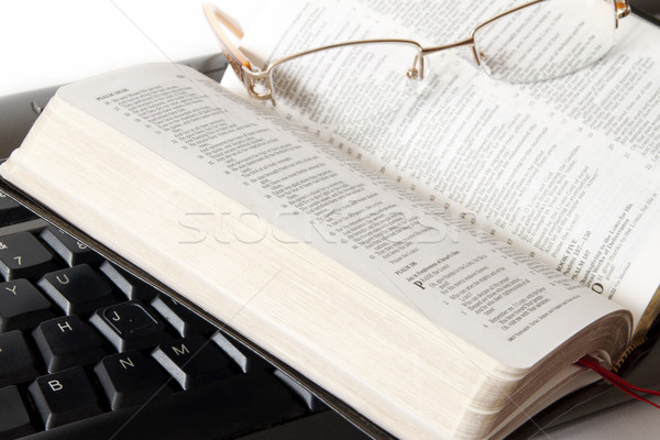 [[stock_photo]]: étudier · bible · verres · clavier