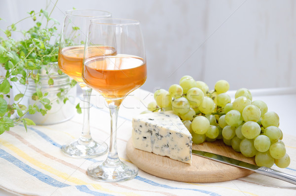 Two glasses of wine, grapes and blue cheese Stock photo © manera
