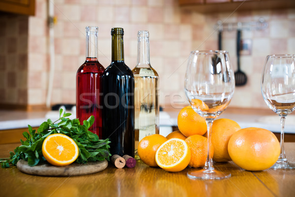 Foto stock: Tres · botellas · vino · blanco · aumentó · rojo