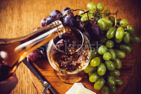 Brandy üveg szőlő brie sajt kés tábla Stock fotó © manera
