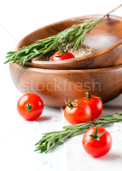 Foto d'archivio: Fresche · cibo · vegetariano · pomodori · riso · rosmarino · legno