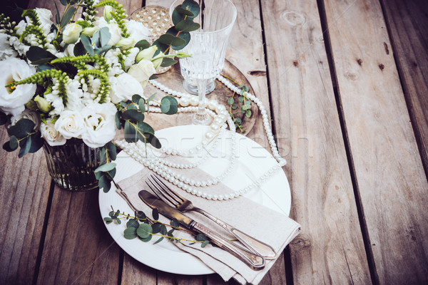 Epocă nuntă tabel tacamuri flori Imagine de stoc © manera