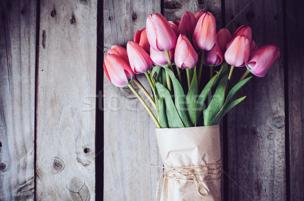 Friss tavasz rózsaszín tulipánok köteg öreg Stock fotó © manera