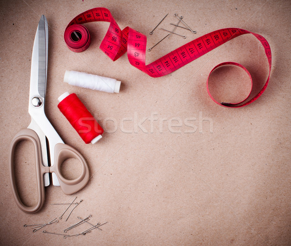 Foto stock: Herramientas · coser · hecho · a · mano · hilo · tijeras · papel · de · estraza