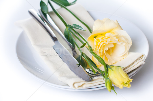 [[stock_photo]]: Plaque · coutellerie · fleur · jaune · blanche · rose · dîner