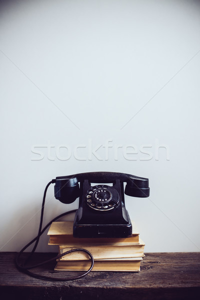 Foto stock: Vintage · telefone · preto · livros · rústico · mesa · de · madeira