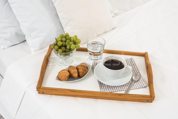 Stockfoto: Ontbijt · bed · dienblad · koffie · vruchten · croissants