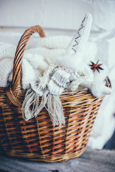 Pulover lucrat manual păpuşă moale alb tricotat Imagine de stoc © manera