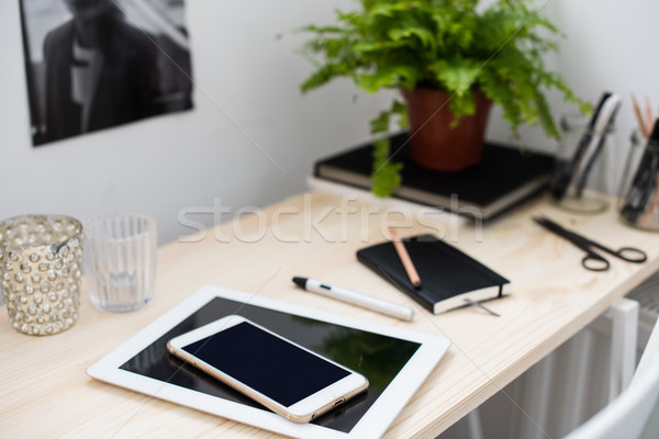 Tabletka smartphone pracy tabeli jasne nowoczesne Zdjęcia stock © manera