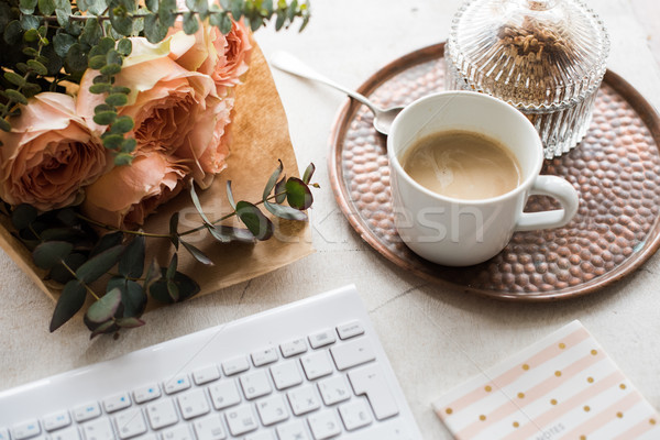 Vrouwelijk kantoor aan huis bloemen koffie toetsenbord witte Stockfoto © manera