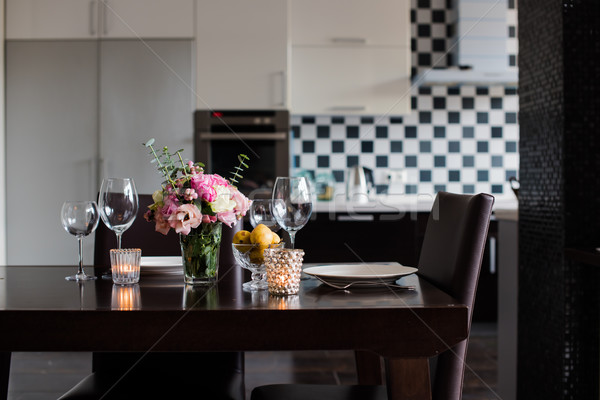 Foto stock: Mesa · de · jantar · conjunto · flores · velas · óculos · interior