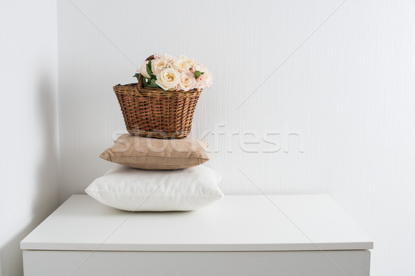 Stock fotó: Kosár · párnák · virágok · köteg · fehér · fal