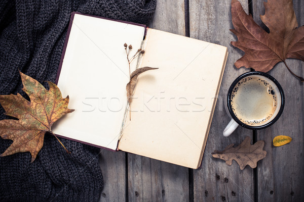 Epocă carte tricotat pulover cana de cafea Imagine de stoc © manera