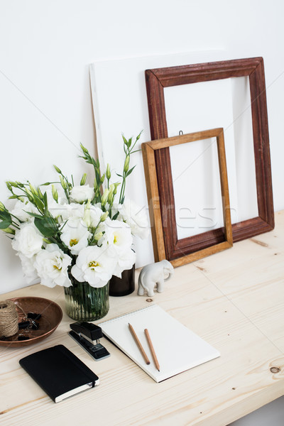 Fehér kortárs nőies munka asztal virágok Stock fotó © manera