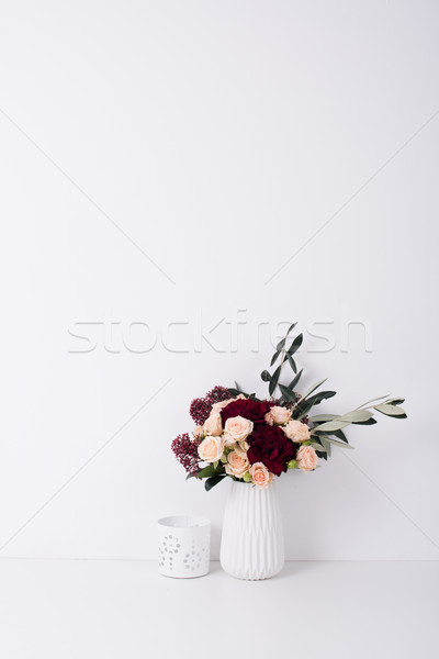 Rosas jarrón blanco interior hermosa ramo Foto stock © manera