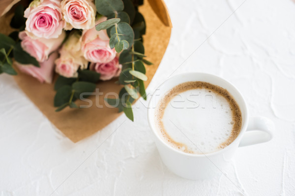 Romantische vrouwelijk koffie rozen witte Stockfoto © manera